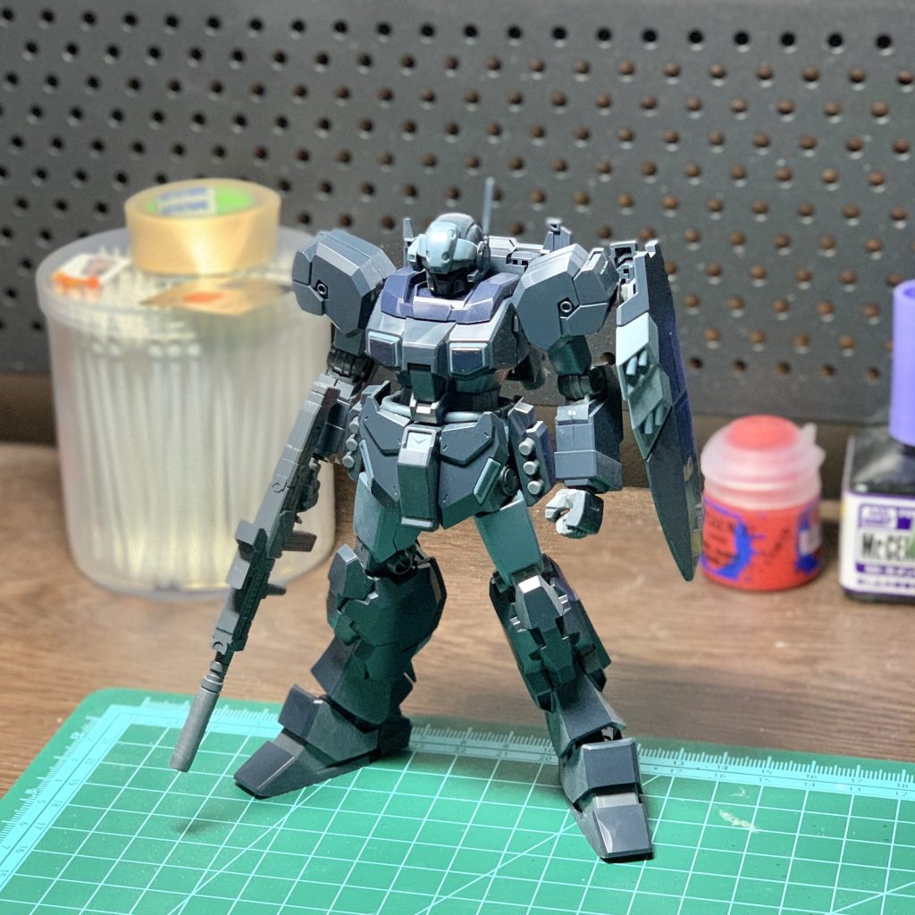 説明書通りにパチ組みした状態です。・前腕部や肩中央などの合わせ目消し・なんとなく詰まった印象を受ける胴体の延長・両足と首の延長この3つのポイントに的を搾って工作を行います。