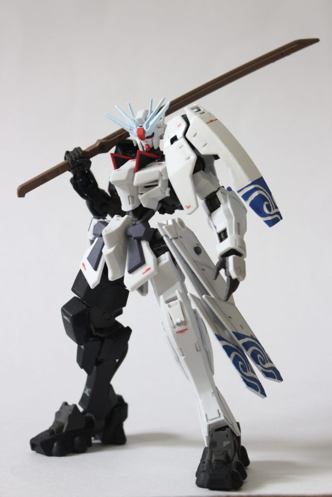 正面見ての通り、装甲は左右非対称となっており、非常に重量バランスが悪い。武器は基本的に特殊合金から作られ(通販で購入し)た刀、「洞爺湖」一本のみである。