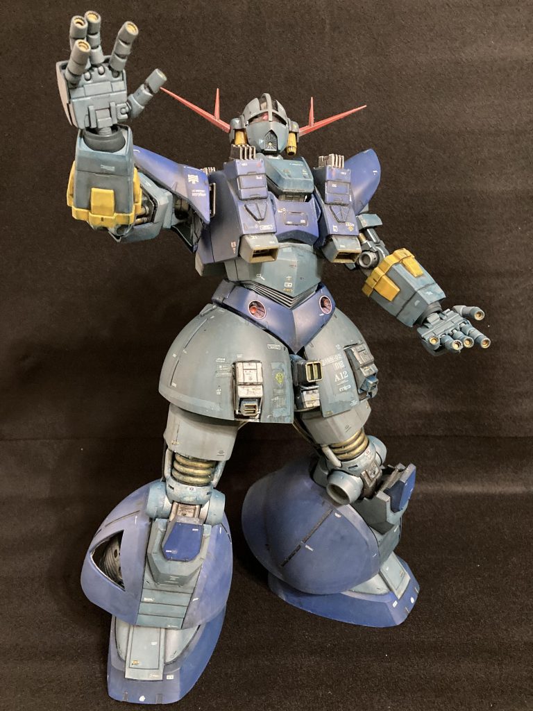 下半身のおかげでさらに迫力あるプロポーションです。実際ビッグで重くプラモデルの領域を超えてます(笑)