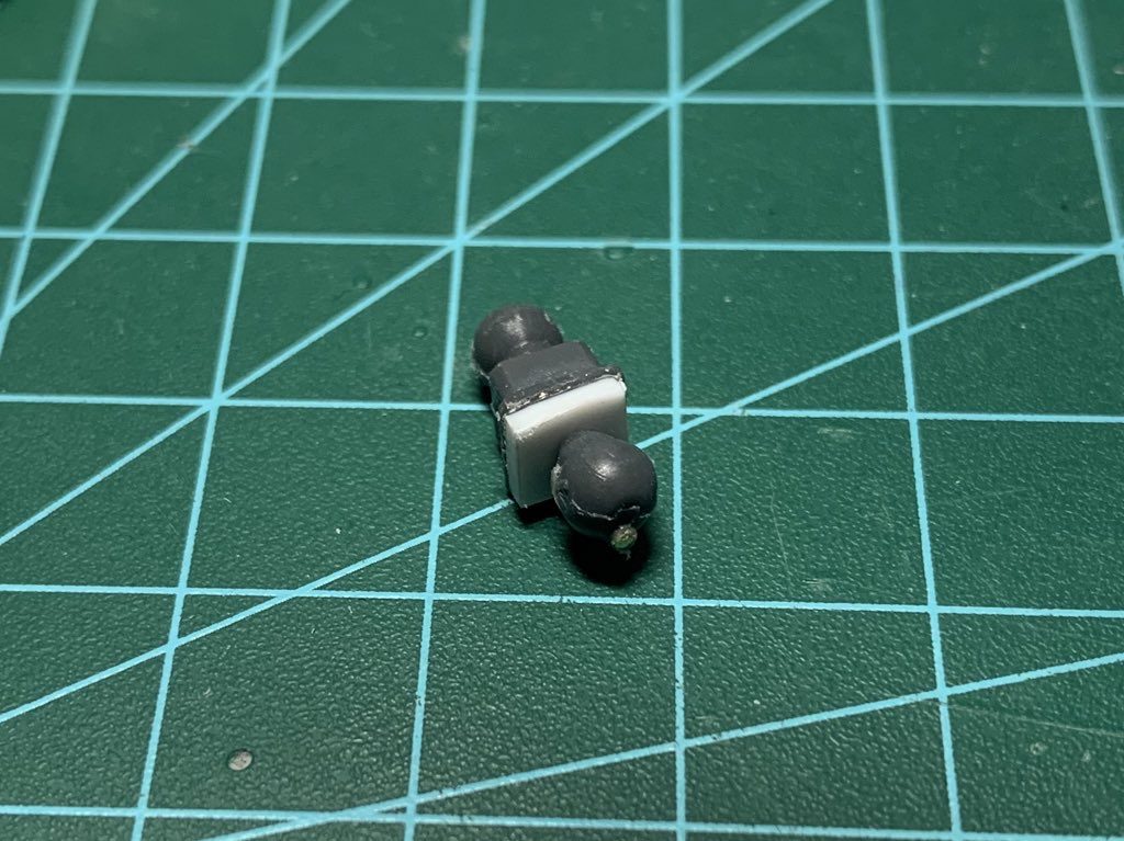 首の延長です。1度ボール部分を切り飛ばして1mm厚プラ板を切り飛ばした部分で挟むようにして接着します。強度の確保のために真鍮線を通しています。