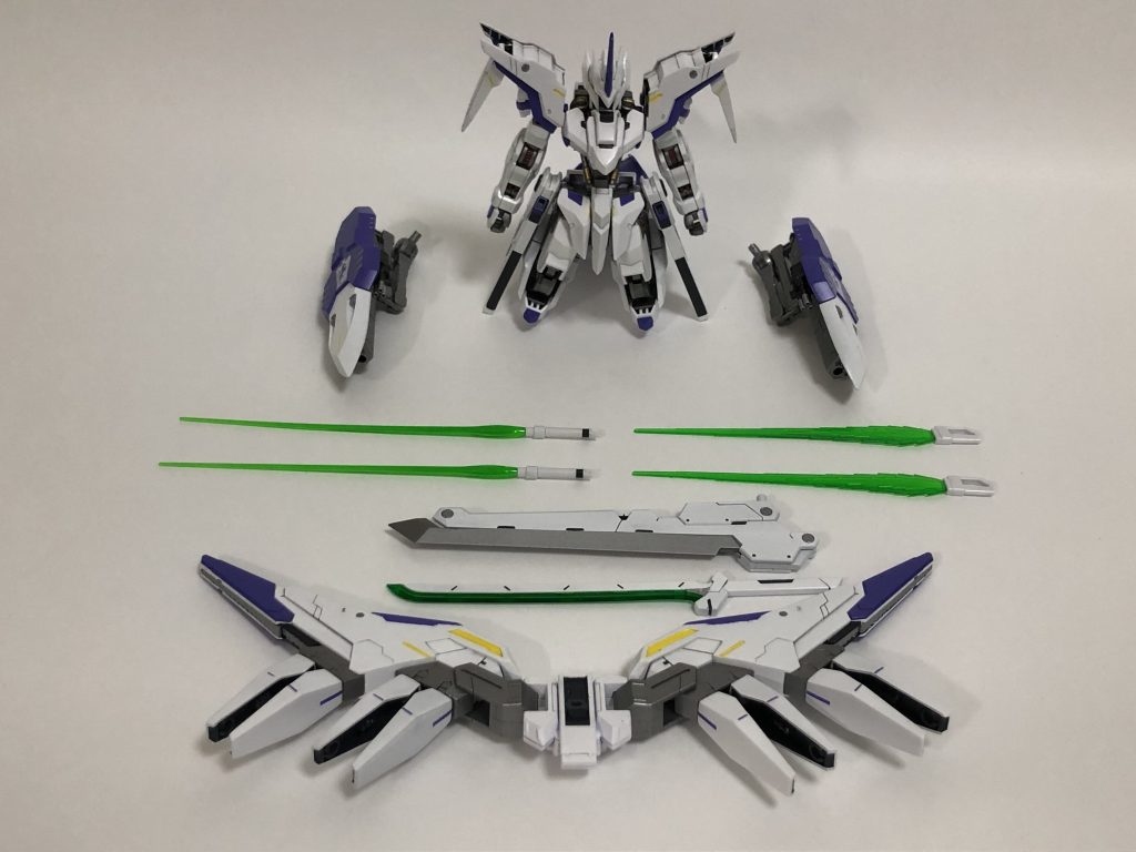 今回の機体コンセプトは、近接戦闘を得意とした近接汎用型にしてみました。ラケルタビームサーベル×2、ビームソード×2、脚部ビームサーベル×2、大太刀を装備。そして大太刀内部にはビームタチ「アメノハバキリ」を収納しており、複数の近接武器によって多彩な攻撃を繰り出すことができる。また、近接戦闘を行うための布石と死角からの攻撃を防ぐために腰部ケフィアスレールガン、シールド、フェザービット(シールドビット)を装備。レールガンとシールドの設定は元と特に変わりなし。シールドにはパワードアームズパワーダーのガトリングを装備しています。牽制、迎撃用に装備だが、4基装備しているため総合的な火力は申し分なし。フェザービットも元のシールドビットと同じで、小型のシールドとしても扱え、ビームによるオールレンジ攻撃も可能としている。近接格闘に重点を置きつつ、最低限の火力の保持、幅広く対応できる柔軟性、そしてそれらを確保しつつ各種スラスターによる高い機動力。最初に作ったガンダムヴィクトリアと似たようなオールラウンダーな感じに仕上げました。あちらと比べると「一撃の火力」より、「手数の火力」といったいったところでしょうか。