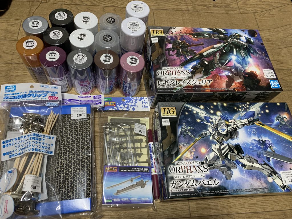 HGガンダム・バエルをベースに脚部をレギンレイズ・ジュリアのものを使用しました。他には腰部サイドアーマーはグレイズリッター、足は通常のレギンレイズのものを別途使用しています。他にも買い足したものもあり、製作費けっこうかかりましたね…(白い目)