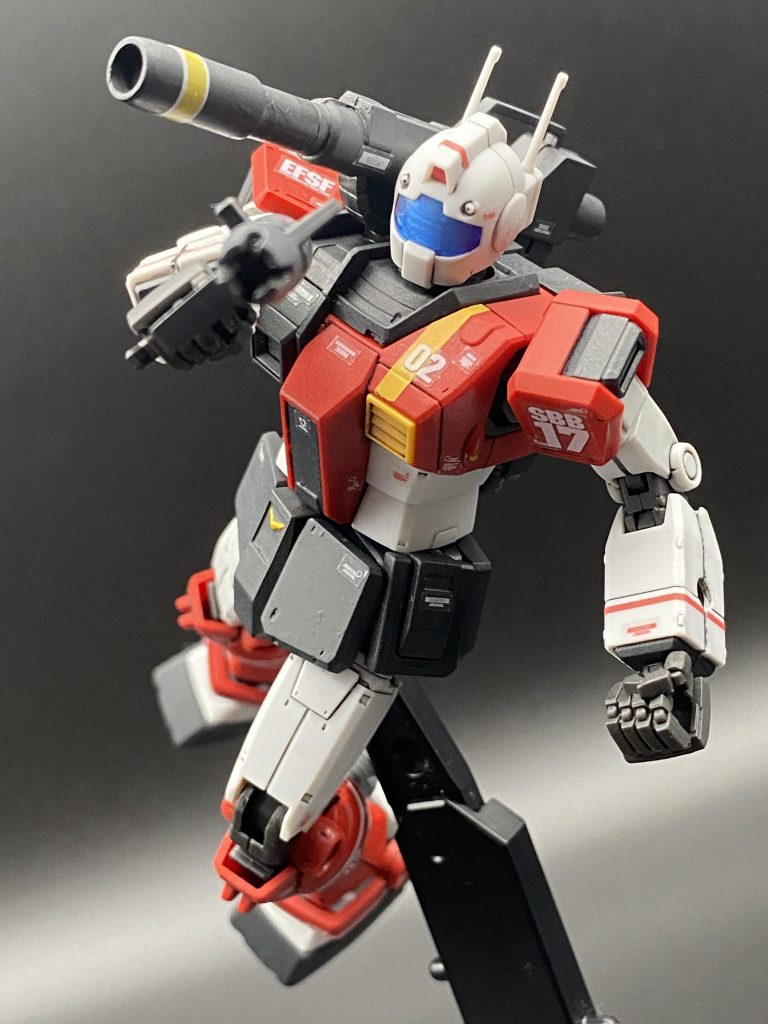 可動範囲は申し分ないですが、キャノン部が胴体との接続が他の機体と違い頭部の側面にあります。そのため頭部のみ左右への可動が狭めになっています。