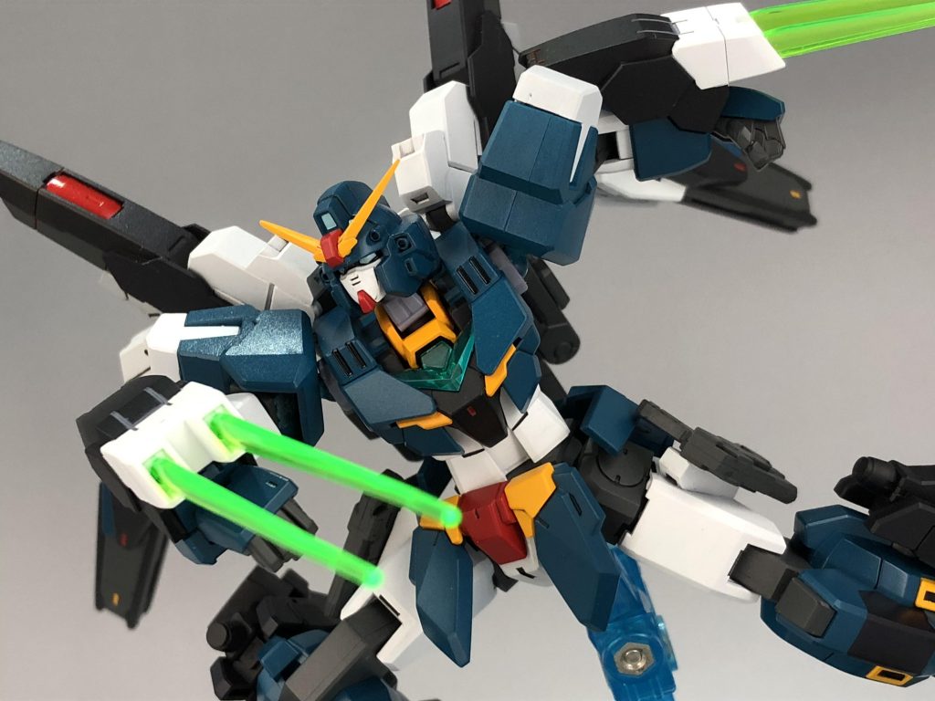 背面のコンボユニットを展開しない場合、ハンドガンとビームクローで近距離戦に対応します。