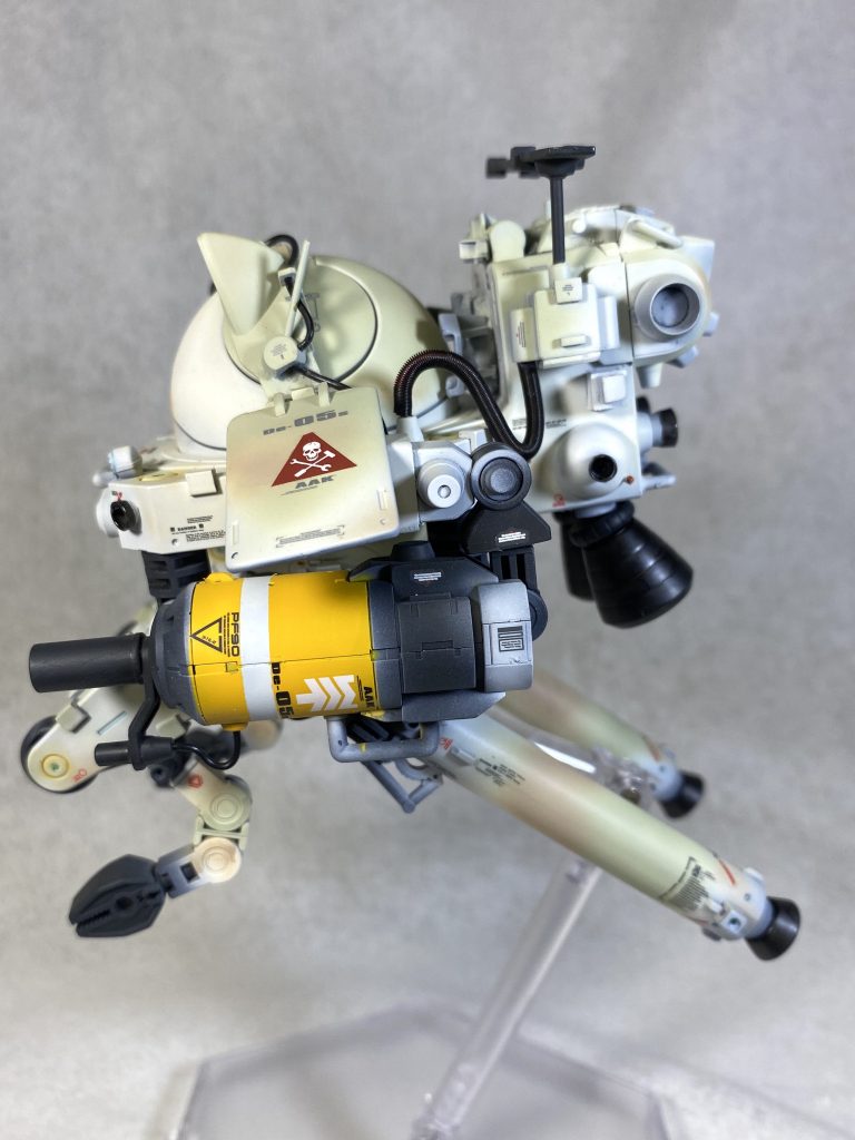 右腕パワーマニピュレーター側にシールド、左腕レーザーカノンアーム。腕シールドと肩アーマーの三角ドクロマークはマシーネンのキットの残りを流用。