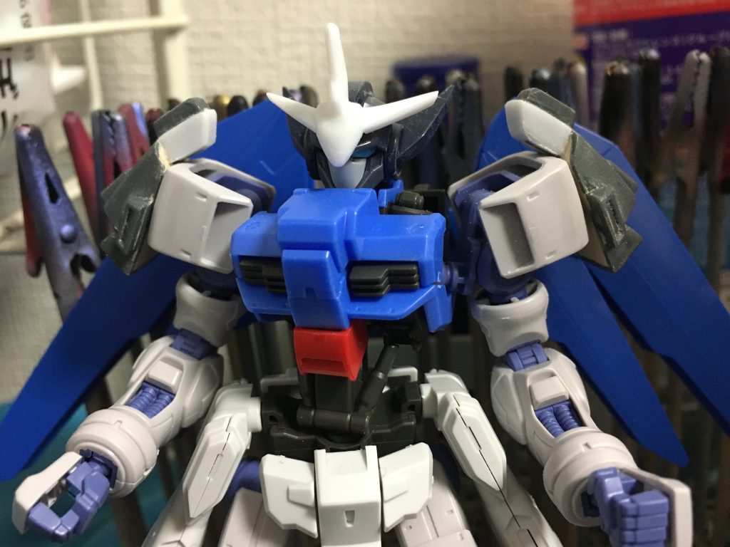 Gサイフォスの顔そのままは芸がないなぁ…ということで、プラ板スクラッチのツノを付けました。肩スラスターはGMジムの余剰パーツだったレオパルドダヴィンチのスリッパです。