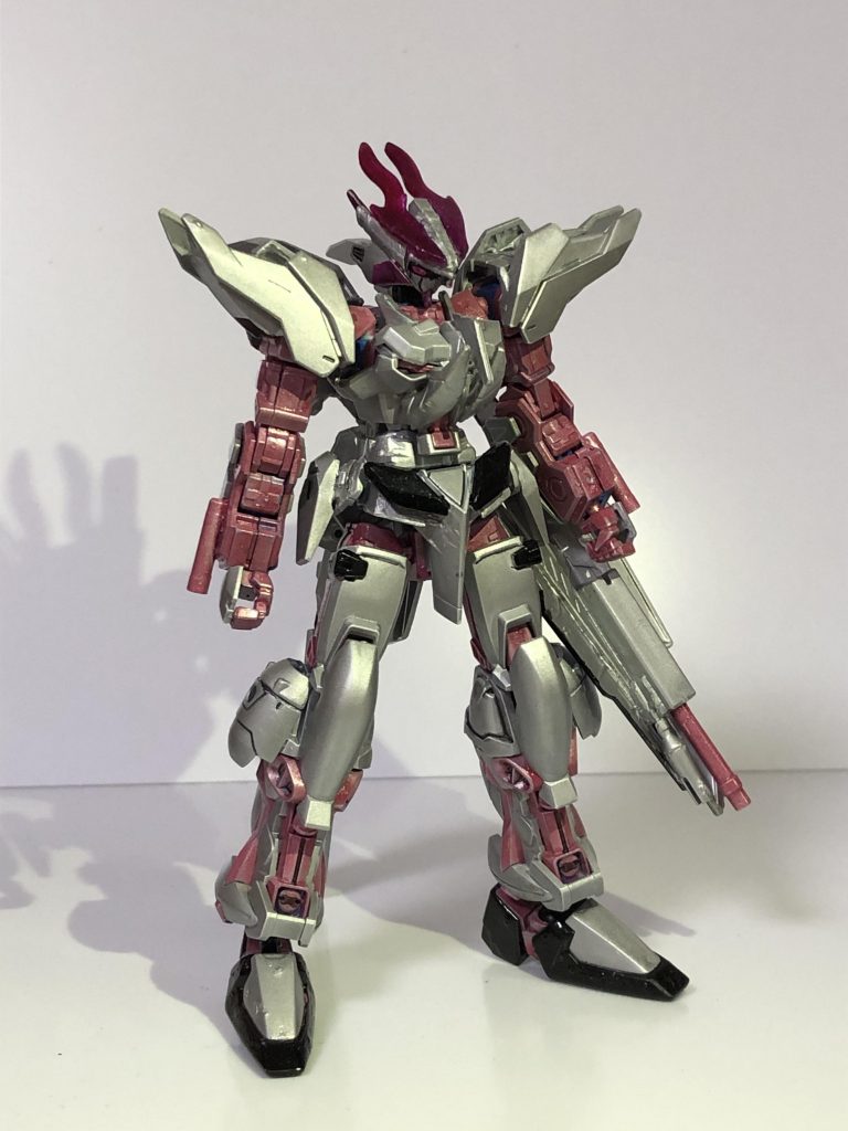 アストレイ・ファイリーのファイリー・システムを発動させる前の姿。エネルギーが余っている関係で頭部からは常に光が出ている。