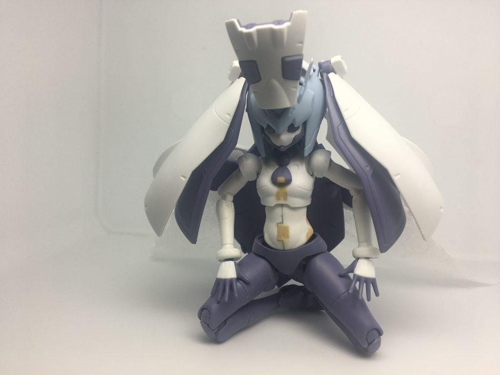 形がほぼ決まった。こだわりとしてスカート系は取り外し可能状態で加工してます。冠はネオジム磁石。マントは後頭部のポニテ接続穴。サイドスカートは側頭部に4mm穴を開けました。