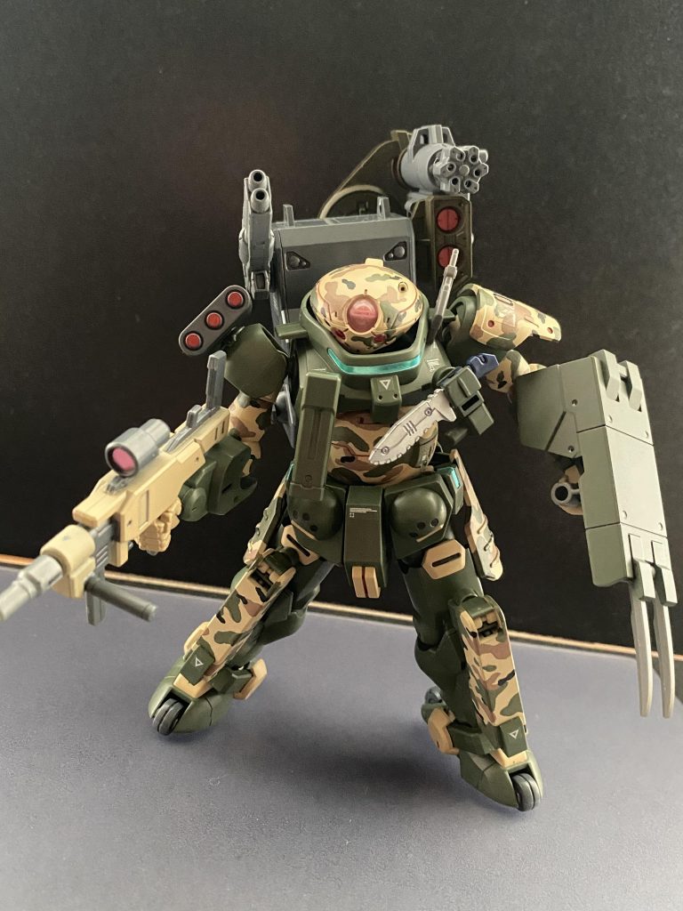 クローシールドとサブマシンガンで、背中のガトリングは、正面限定だが120mmを毎秒6発。