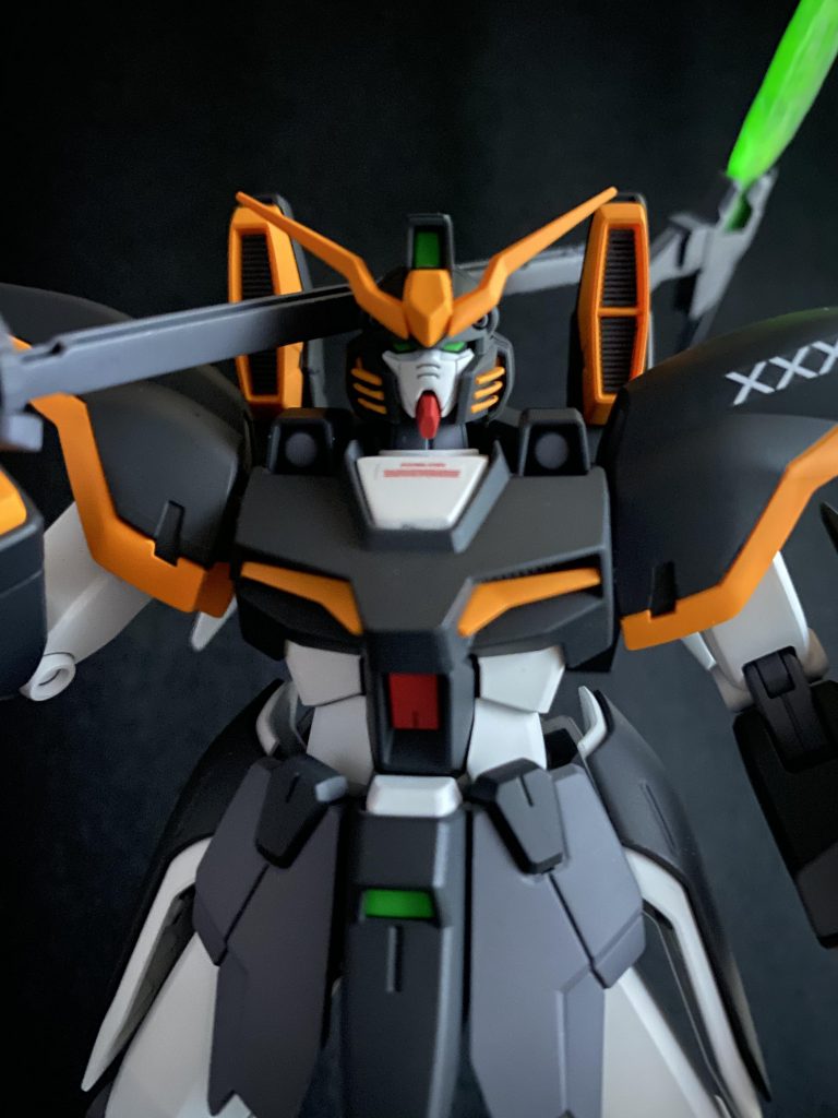 頭部、腰部は本来白ですが、TV版の雰囲気に近づける為に黒、グレーで塗りました。結果的にこれはかなり僕好みになり、満足してます！