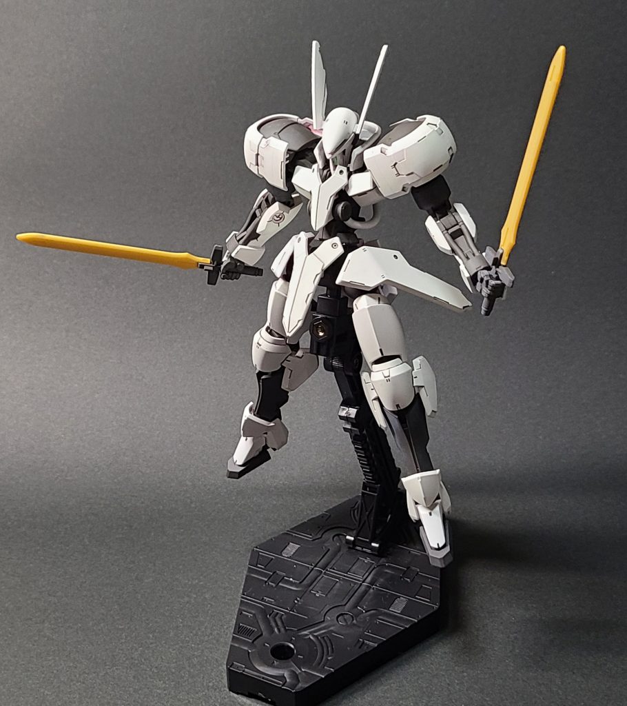 二刀を構えるのも似合います二刀と言えばイフリート改も組んでみたいですねセガサターンの機動戦士ガンダム外伝 THE BLUE DESTINYはよく遊んだものです