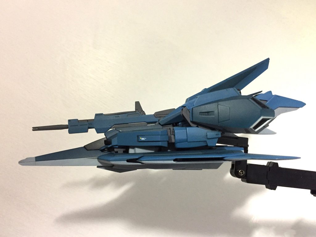 ■WR形態側面横から見るとツートンカラー。上下で塗り分けるスタイルはSFメカに現実の航空機感を与えてくれるので、その後も使っています。フライングアーマーの合わせ目も消さなくてよいのだ。