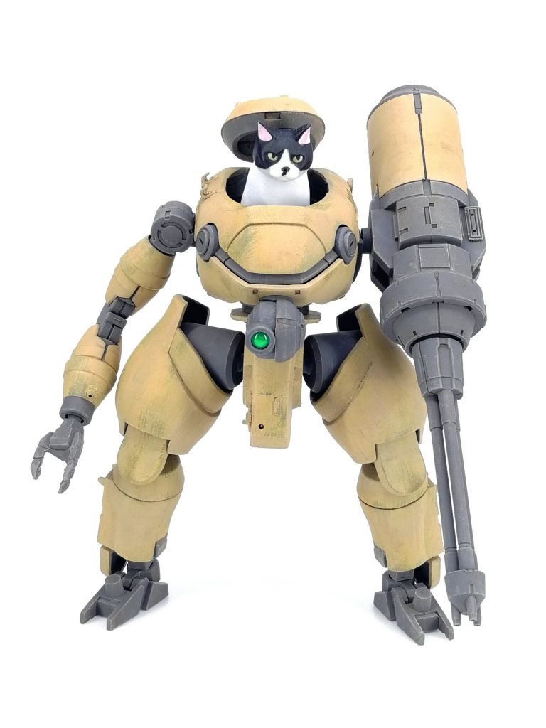 設定的なアレラーダ民会連邦系ライトクラスＷＴ。連邦西部諸国は政治的には連邦に所属しながらも民族独立派や宗教的対立、親連合派閥による反政府活動等事実上の紛争地域となっている。それら地域では武装組織のWT保有率は低くテクニカルや歩兵相手が中心となっており、その数だけは多い厄介な的に対処するために大量に配備されているのが本機である。主力級ＷＴと比較すると極めて安価で、ユニット化による換装も容易化されており様々なバリエーションが存在する。画像の機体は対ソフトスキン目標を想定したガトリング砲を直結で固定装備化しており現地政府、または現地支配勢力に属する警備部隊によく見られるアセット。武装組織は装甲車両こそ多くは持たないもののロケット弾をはじめとする重打撃力は大量に流通しておりコアユニットである胴部は堅牢さを保つため主力ＷＴと同型の装甲を纏っている。とある民間軍事会社社員の日記より：まったくあの職場は最悪だった。あそこで俺が撃ったものといえばトヨハタのアースクルーザー、ヨツビシのピックアップ、老人、ガキ、極めつけは赤ん坊を抱えた母親だ。幸い最後のは赤ん坊は爆弾が詰まったセルロイドだったし長い髪だと思ってたのは髭だった。俺には撃てませんなんて言ってふらふら近づいて行った間抜けが一緒に月まで吹っ飛んでいっておかげで俺は今あいつがいかに勇敢に戦って死んだかなんてありもしない物語を考える羽目になっている。部下の親にする話なんて酒でも飲みながら本人の目の前で間抜けなエピソードを思い出話にしてやるだけで十分だっていうんだ。クソったれめ。