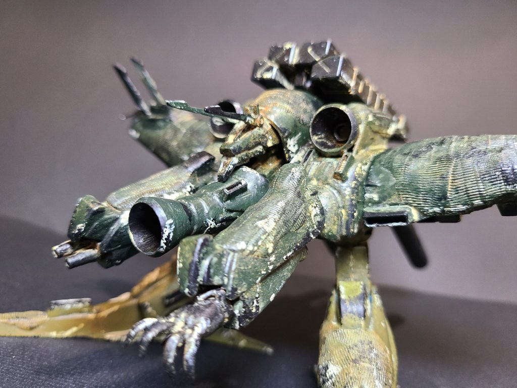 こ今回はプロポーションは弄らずに、ツィンメリットコーティングやミサイルランチャーやマニピュレーター、連装砲等で支援機らしいディテールアップを行っています。