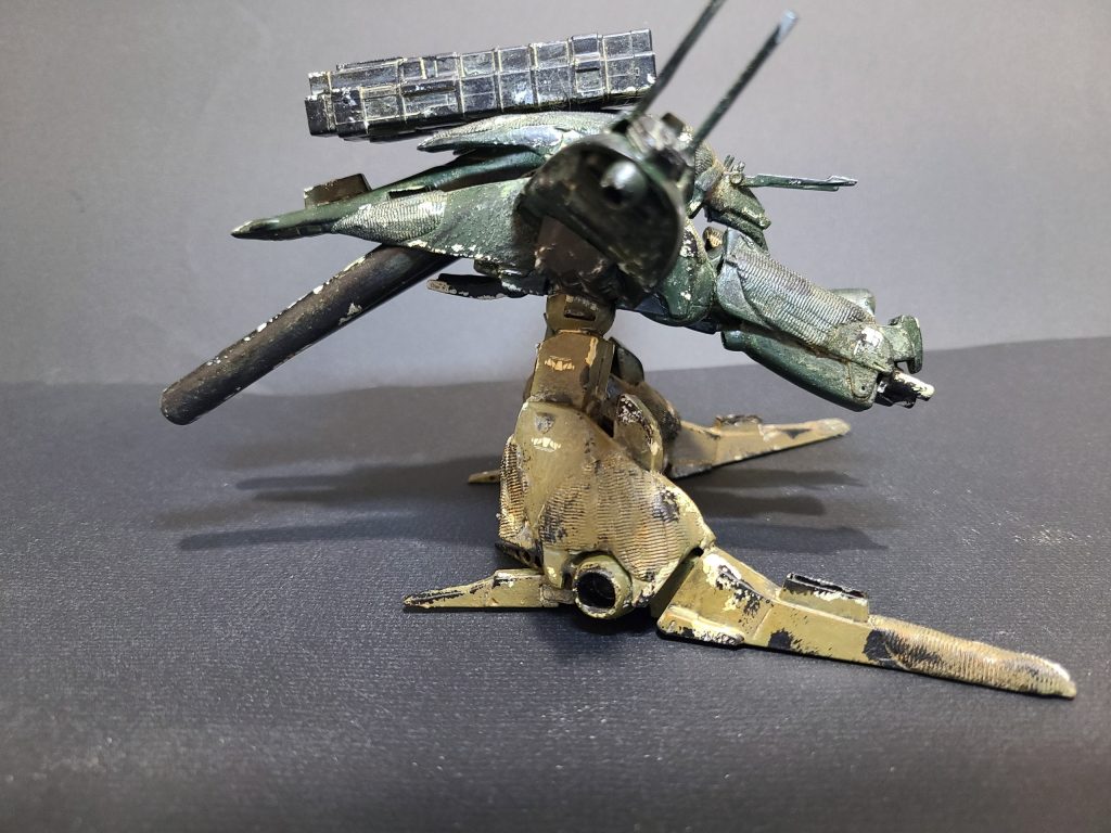 右肩にはディジェの肩パーツを。背中のプロペラントタンクも大形のものに変えています。