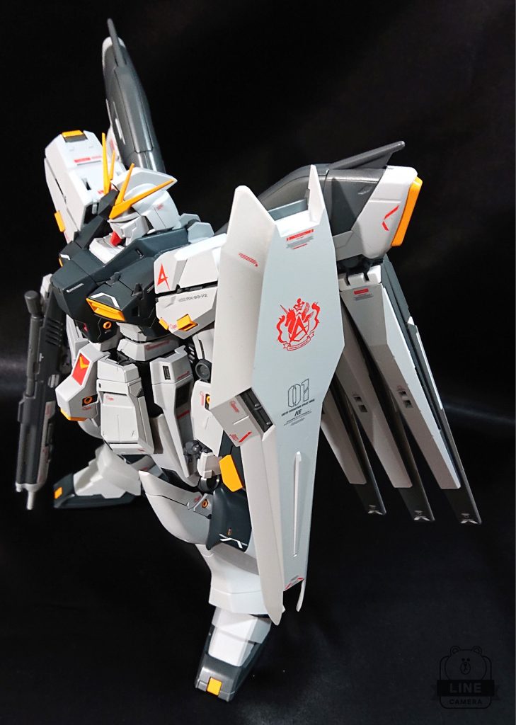 色は微妙ですが同じ黒っぽい感じでもブルーグレーとライトグレーで黒感を別けてあります白い装甲はホワイト調色のグレーです^^