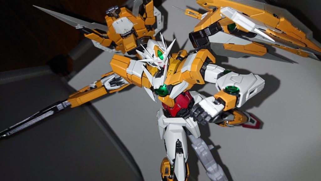 今回はオレンジにて仕上げたのでソード部のクリアグリーンはシルバーにして配色を合わせました初めての全塗装…手持ち工具の都合上中途半端な表面処理しか出来なかったので次回は…と思ってます見ていただき有難うございます!もし宜しければ…細部や奥まった所を処理するオススメ工具を教えていただけるとありがたいです💦