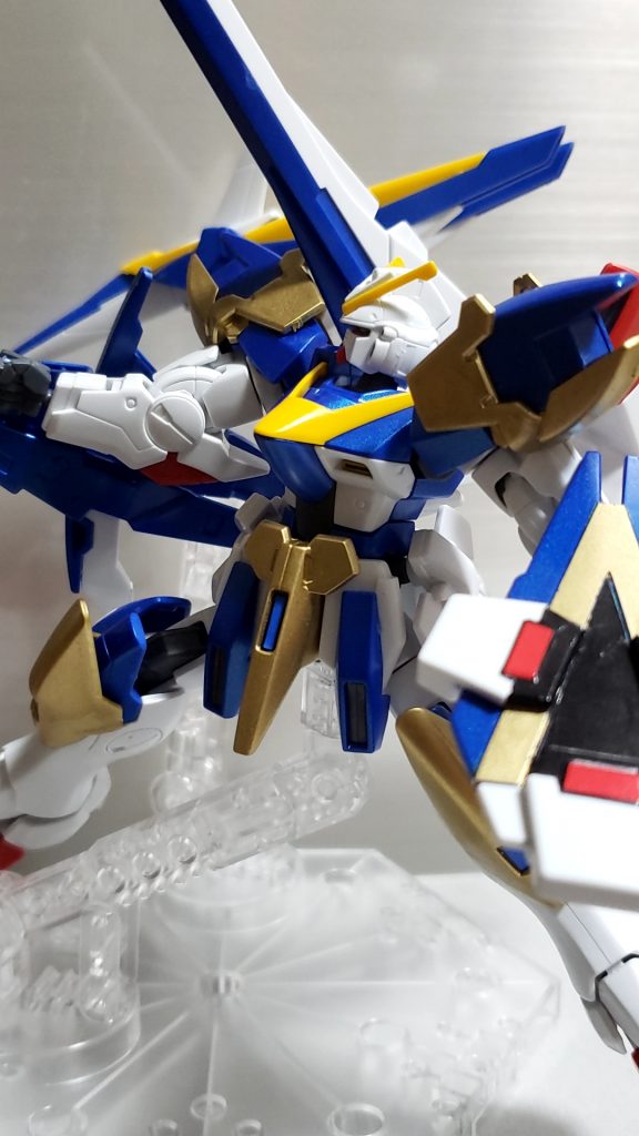 折角なのでシールドもマスキングしてゴールドとメタリックブルーを塗装しました( •̀ㅁ•́;地味に苦労しましたw