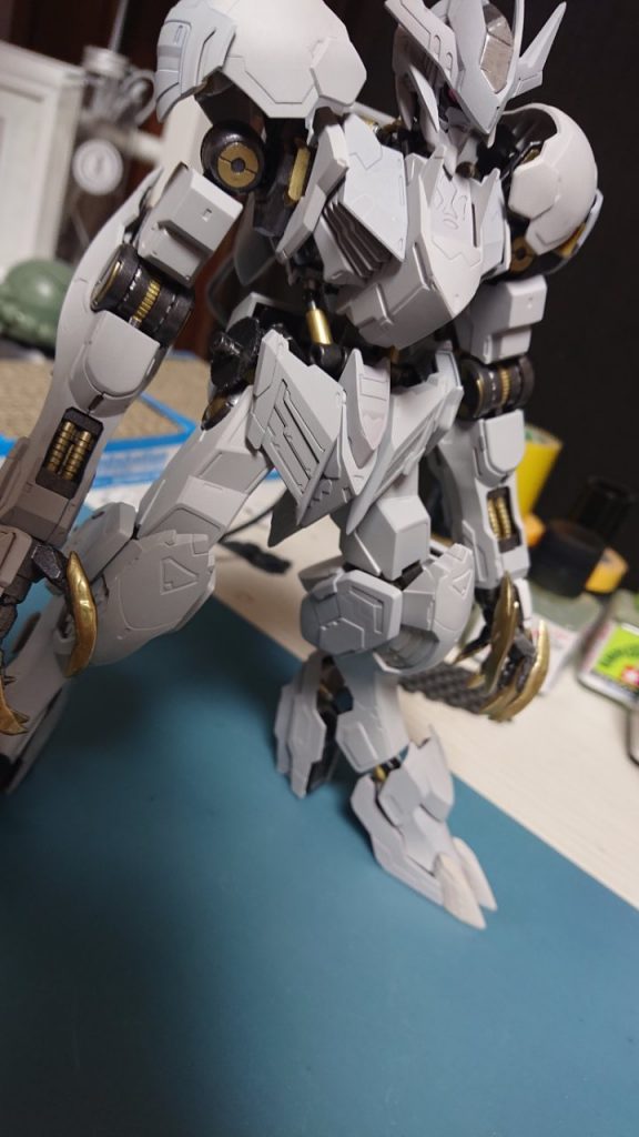 サフ後に「マットホワイト」「イタリアンレッド」「ブリリアントオレンジ」「ブリリアントブルー」にてスプレー塗装