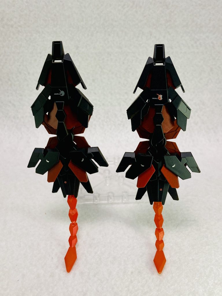 背部アームドアーマーは、ゼータとかで使われるブラックとレッドのツートンカラー