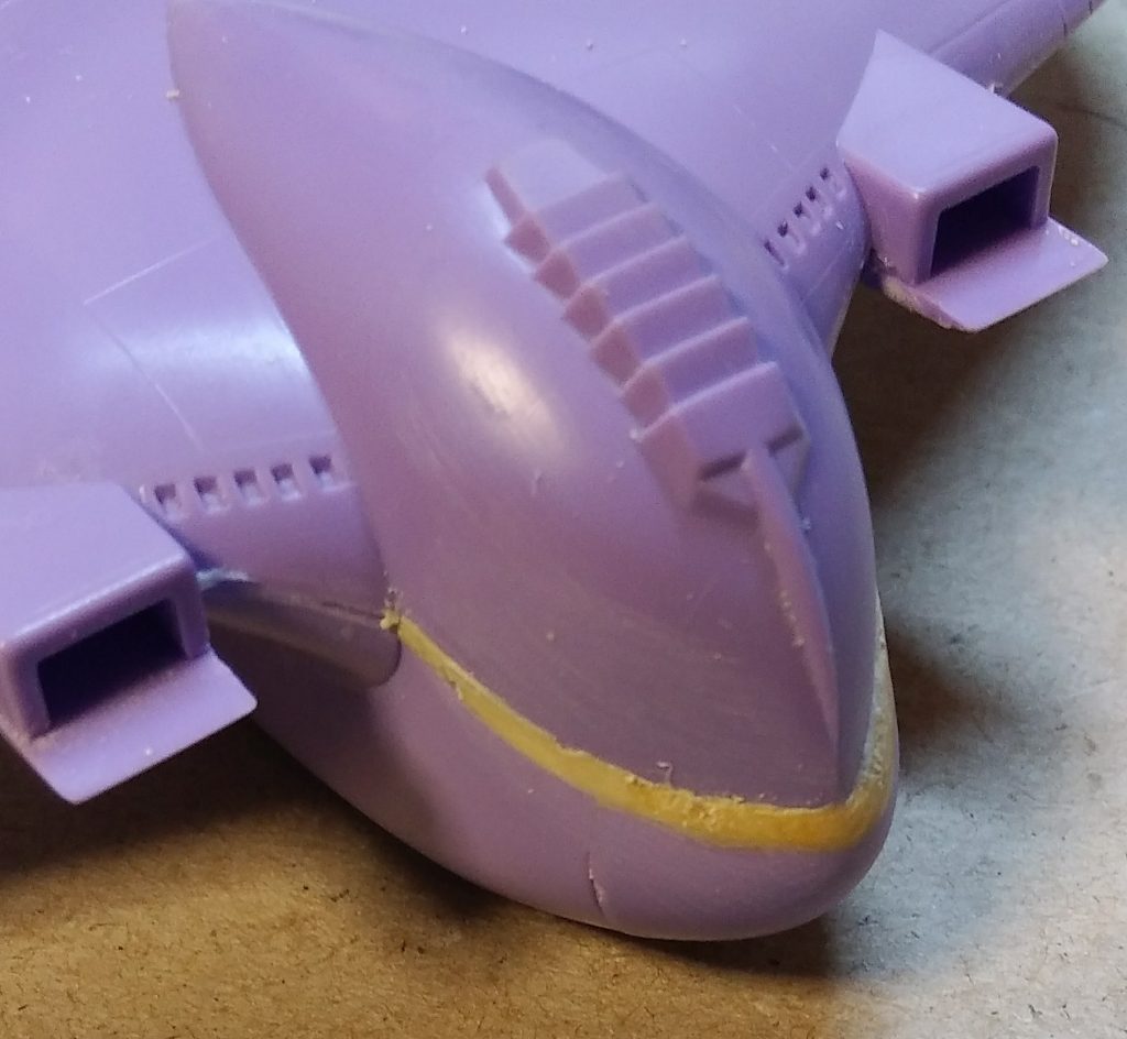 そのまま組むと機首に隙間が出来るのでエポパテで埋めます。