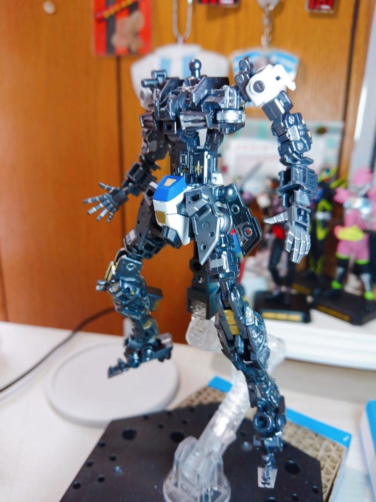 ガンメタスプレー塗装をフレームに行い一部を金、銀にて筆塗り後に光沢スプレーを塗布