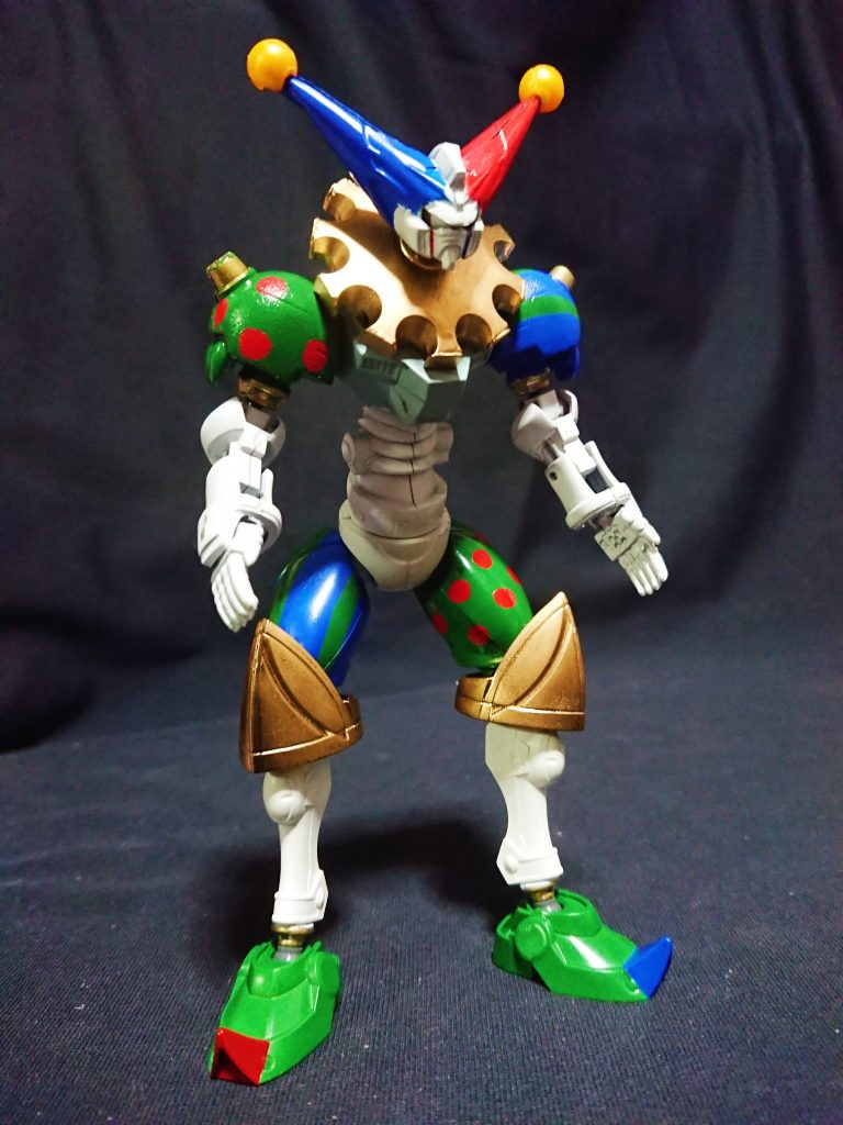 大型のピエロ人形は1/144のマスターガンダム(上半身)とスモー(下半身)をベースに制作しました。胴体は袁紹バウ付属の玉璽を、スネは赤兎馬です。首回りの歯車はさすがにプラ板使用するしか?と思いましたが、たまたまジャンクでRギャギャの盾だけを売っていたので、試しに切り出してみたらうまいことはまってくれましたw