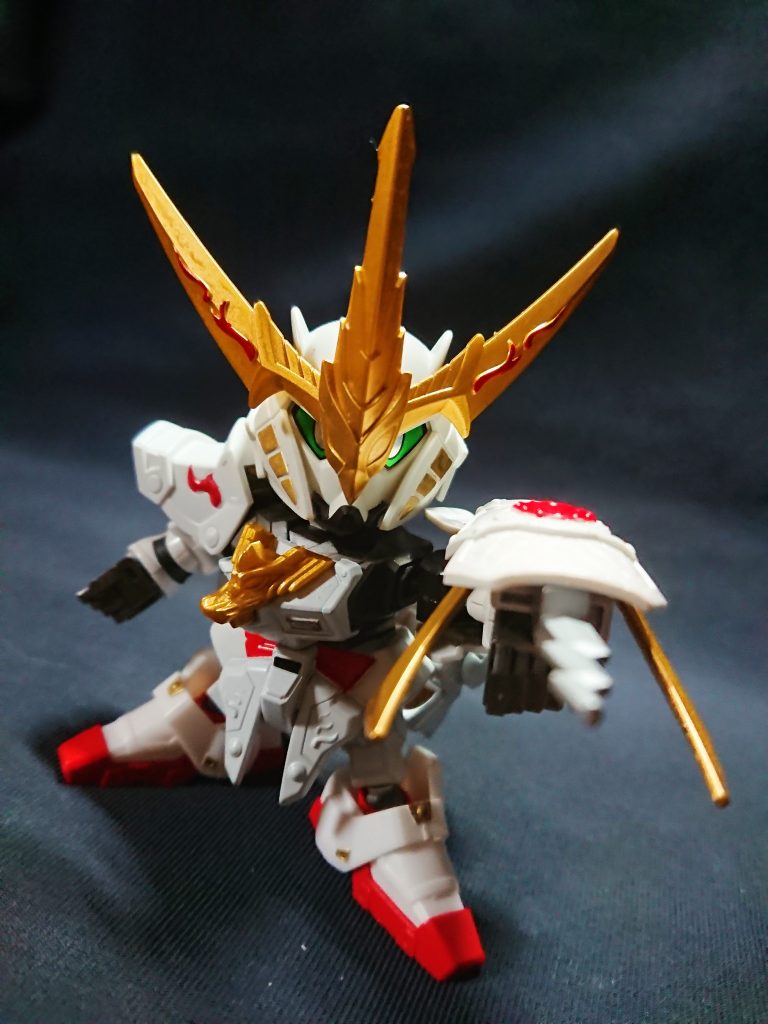 クラブシールドも武器ギミック有りで再現しました。背部スラスターは見づらいですが、孫権ガンダムの肩パーツを使用しています。なお端白星はほぼ全体が白い機体のため、極力装飾塗装はせずにワンポイント程度にしています。