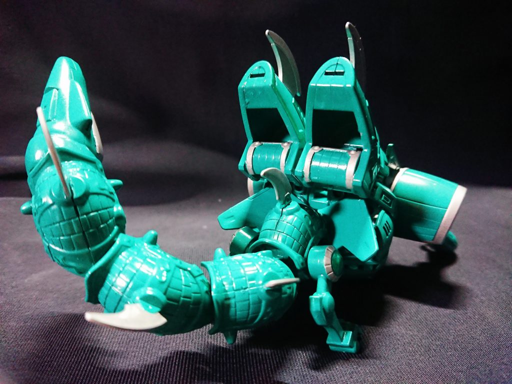 バックから。尾はSDフレームを基部に、胡軫ギャンの肩鎧を使用しています。そのため上記パーツがあれば無限に伸ばせます。