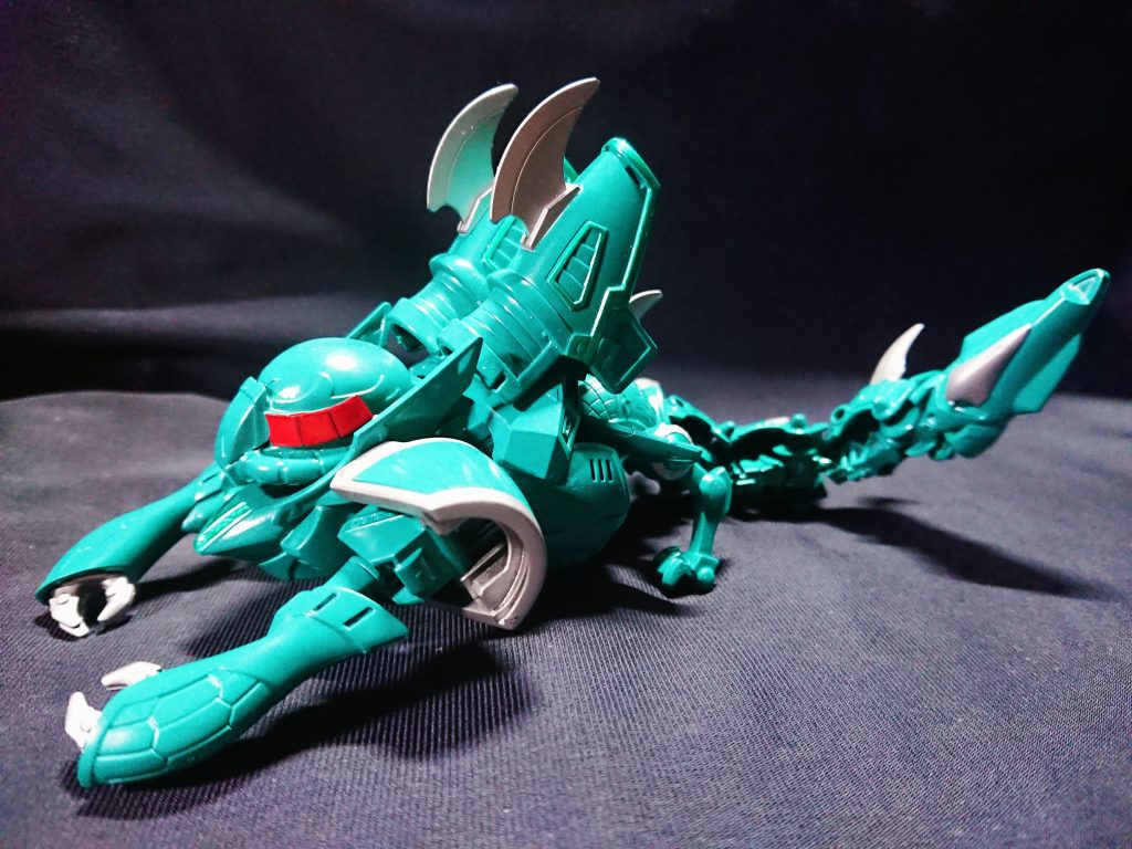 サイドから。蚩尤が黄天ジ・オを取り込んだ設定のため、腹部や尾の一部にBBのジオパーツを使用しています。(黄天ジ・オは既存パーツが無いためBBジオとなっています。)武器は持ちませんが、背や尾の刃が武器となります。