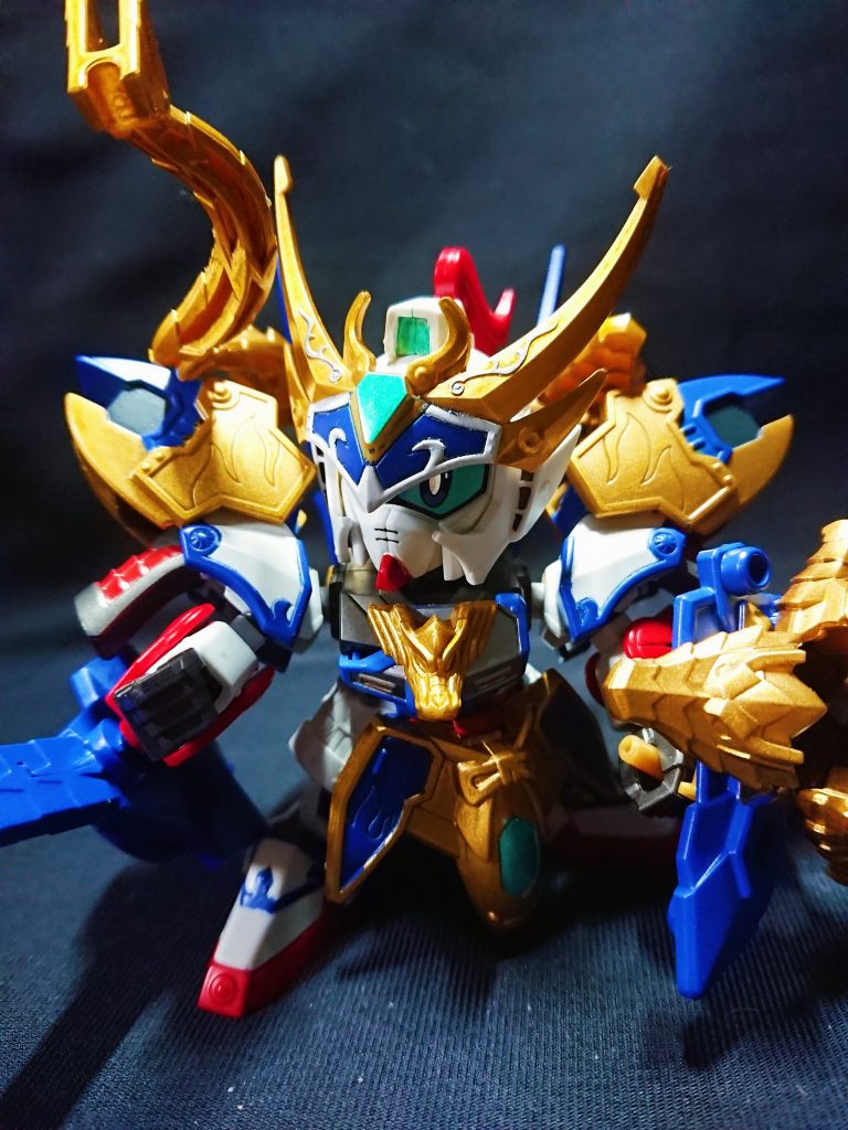 長坂の戦いで曹操軍に追われながらも阿斗を擁し劉備の元に駆ける趙雲。前線で待つ劉備の思いから、天玉鎧に呼応した龍帝剣の導きにより天より呼び出された鎧。遥か過去に天宮と呼ばれた地に存在した鋼鉄の神鳥を模しているようだが…