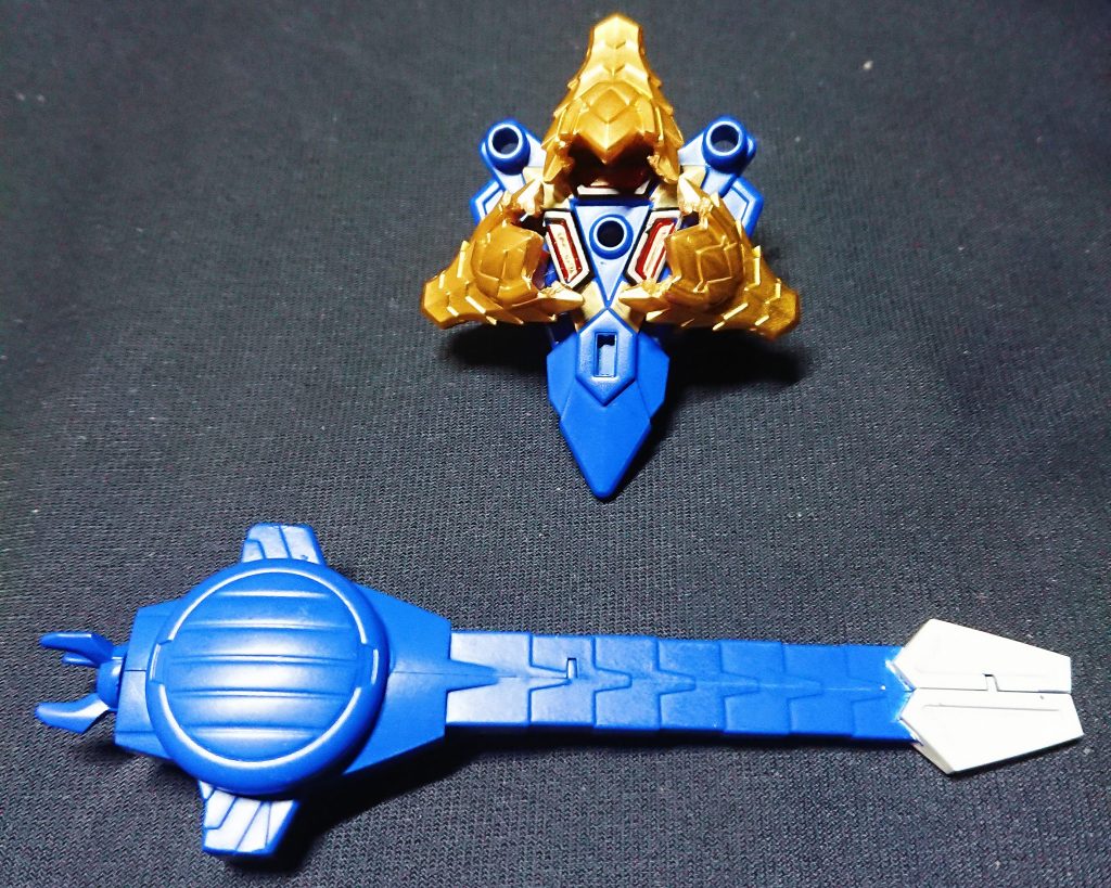 両手の追加武装、メガビームライフルとメガビームシールドです。ライフルは天玉鎧のパーツを使用し、腕甲に取り付けます。シールドは鉄鋼迦楼羅のパーツに龍激導の頭×3で大きく見せています。