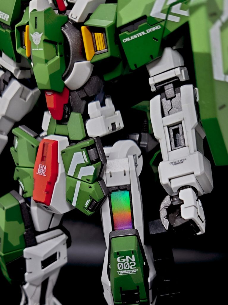 胸のイエローパーツはプラ材を使用してダクト状に改修