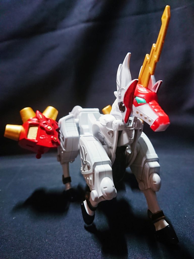 南方で最速を誇る白い戦馬。元は兀突骨マスターの愛馬だったが、後に孟獲へと譲られた。トライク型に変形し、南方の密林の悪路すら軽く突破する。