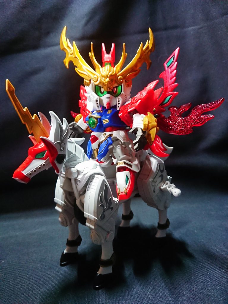 孟獲騎乗ver.ベースは赤兎馬を使用。ほとんど真っ白ですが、配色しすぎると風雲再起ではなくなるのが難しいところです。後ろ足の飛び出たパーツに追加パーツを懸架できます。