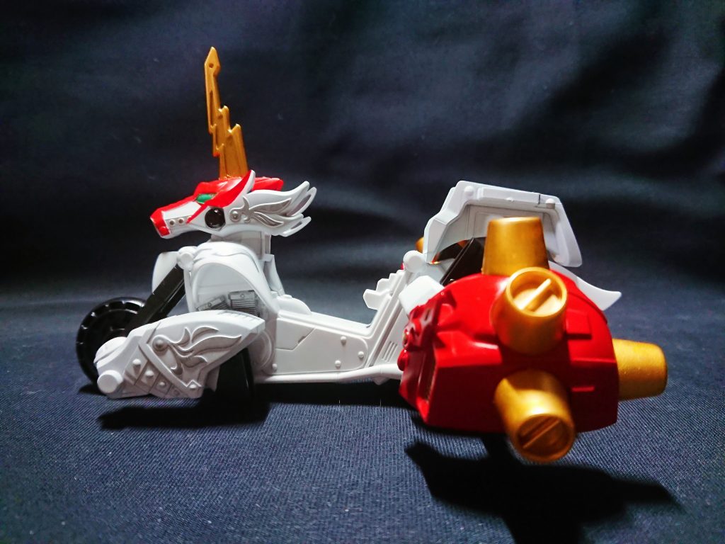 サイドから。角の都合上フロントカウル部分は馬頭のままです。