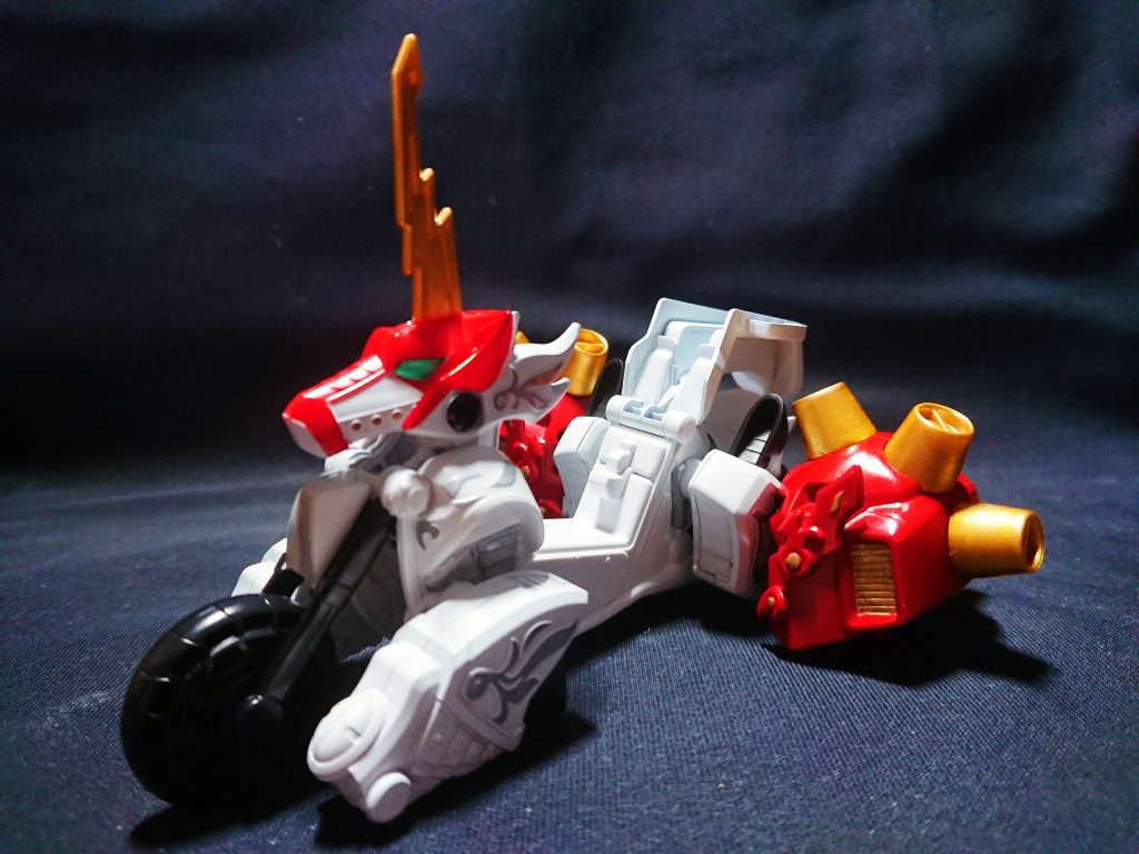 バイクではなくトライクに変形します。追加肩パーツを外せばバイクにもなります。