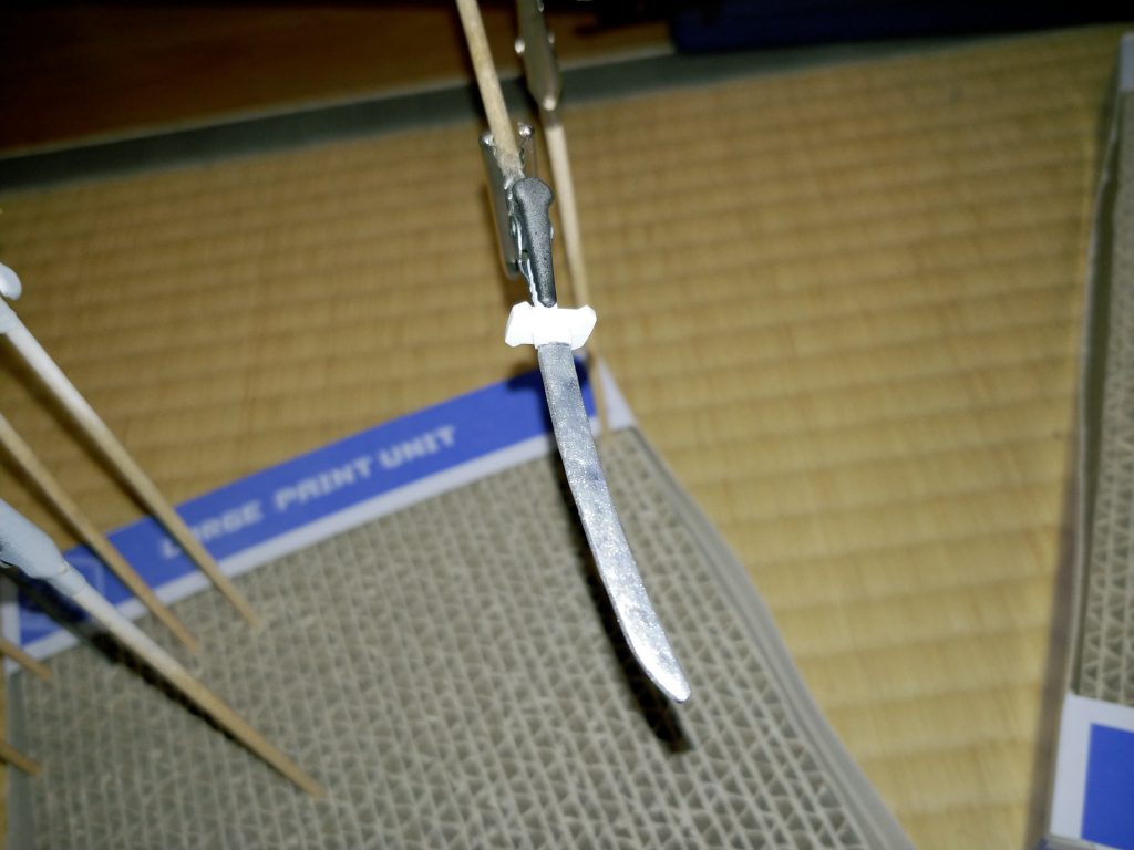 刀身は銀なのか。鋼であれば僅かな虹色を帯びた鼠色かな、と思ってパールカラーとか諸々。もう少し理想に近付けていきたいところです。