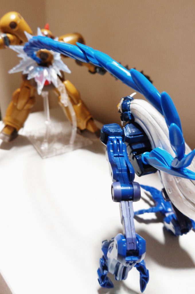 軽量な機体と強靭な脚を活かした高速戦闘を得意で、敵を翻弄しながら脚と尻尾による変幻自在な攻撃で敵を追い詰める。必殺技は尻尾を螺旋回転させて突貫させる『スピニングテイル』。