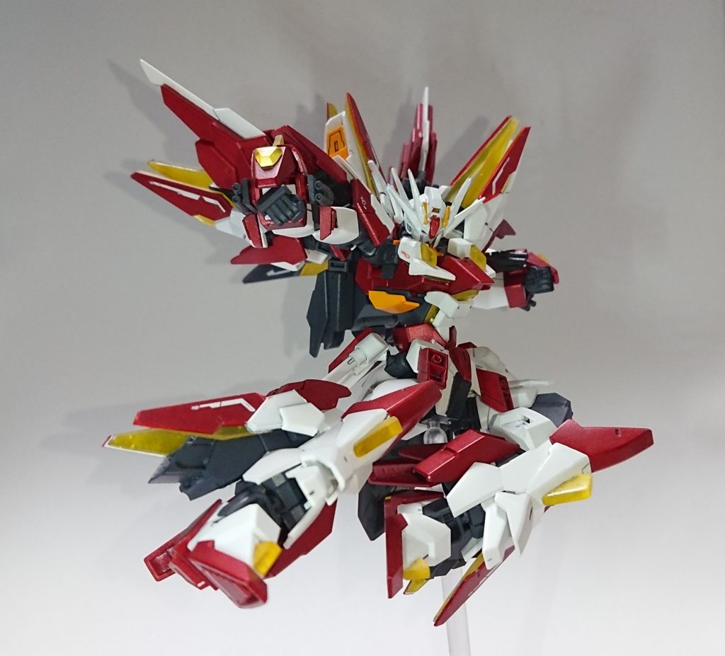 格闘ポーズ肘と膝の関節はAGE系の板接続から変更して強度アップ。肩等の可動範囲も改修してより格闘機らしいアクションポーズができるように