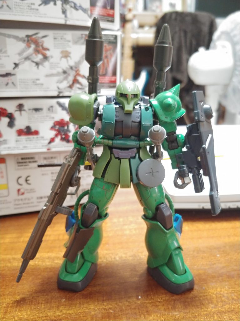 塗装前の写真になります。ライトグリーンの部分がザクⅡ、その他はザクⅠです。旧HGのグフカスタムのシールドやギラ・ズールのロケットランチャー等々使用してます。