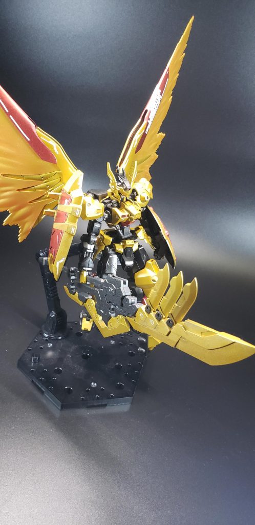 お黄金の光の翼を展開✨ 