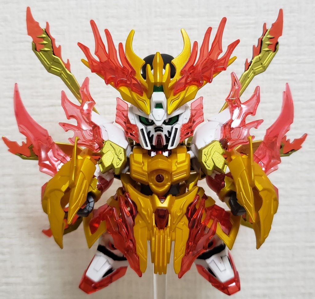 正面足が塗り分けられているのは非常にありがたい。パワーアップして手持ち武器は無くなり手甲が大型化