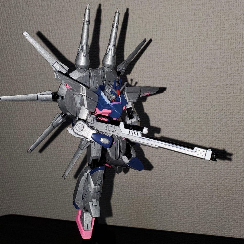 ビームライフルも手でガンダムマーカー塗っただけなので、細かい色分けはできませんでした。