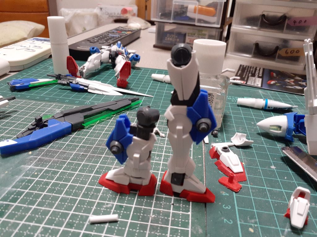 脚の短縮コンデンサー部分の可動だけ残して膝上は接続部のみ残してますすねも短縮してスリッパをSDの物に変更しました