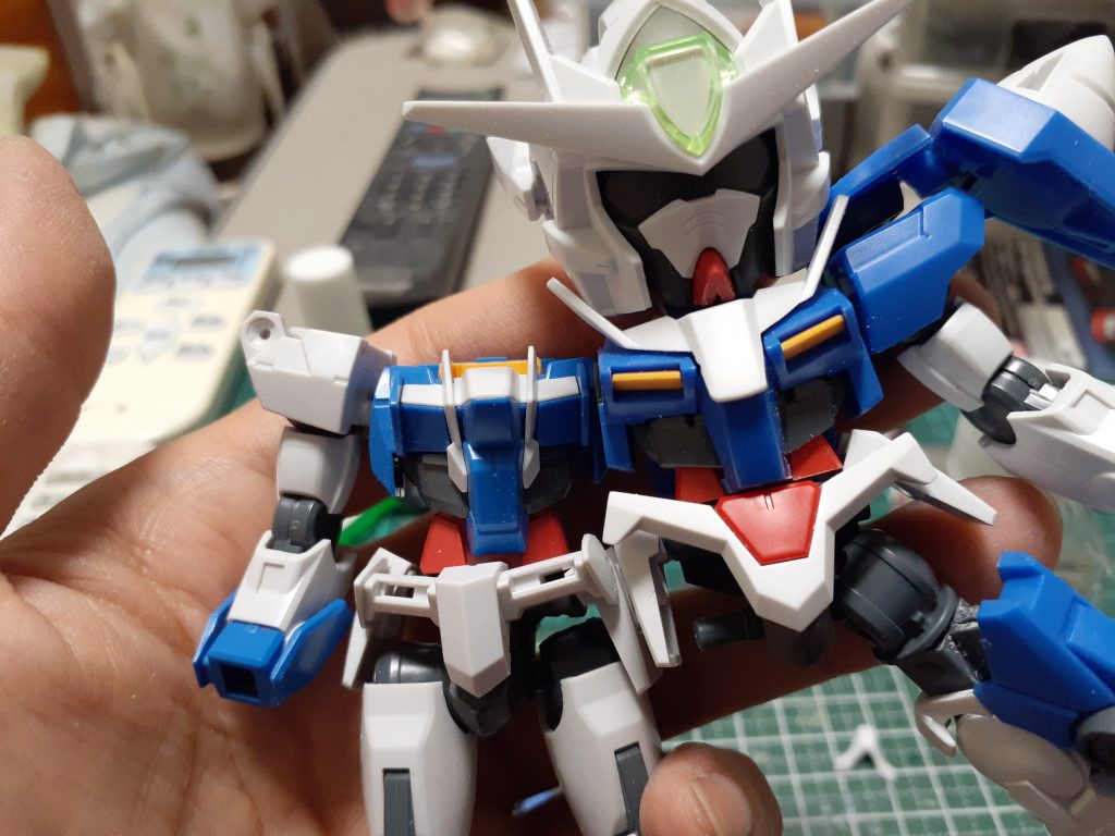 分かりにくいけどお腹も短縮してますほぼ同じ構造のダブルオーダイバーとの比較