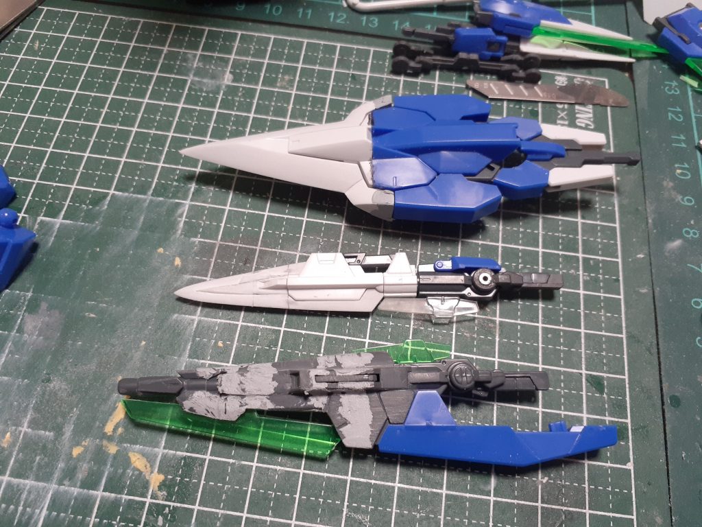 武装の短縮バスターソードは刃の部分をSDから移植GNソードⅡロングは刃を切って繋いでどうにかこうにかディテールを擦り合わせましたソードブラスターは5ヶ所切って繋いで段差をならして短縮バランス取るのが大変でした