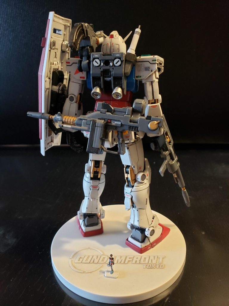 メタルパーツはバーニアの中とビームサーベルのアンテナだけ。