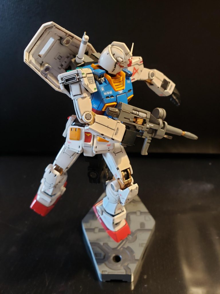 定番のポージングです。肩に航空機を意識したレッドポイント、グリーンポイントを付けましたが1/144に1mmのプラ棒は大きすぎました。