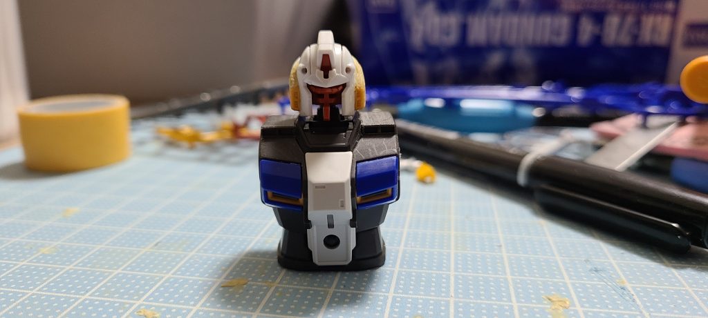 まず、頭部ですが左右の頬ダクトを上から中程まで斜めに切り取り、4号機のダクトを取り付け左右の切り取り跡はパテにて整形し、形を整えました。